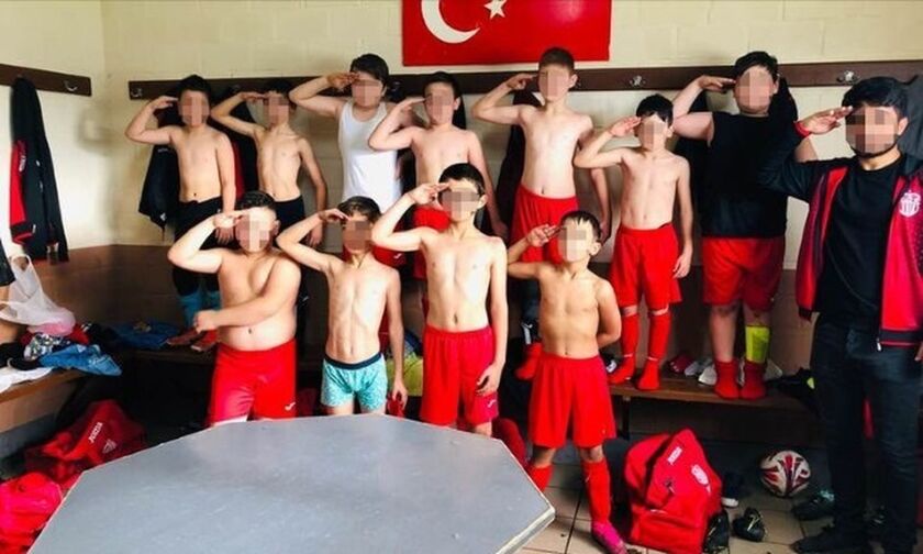 Ανήκουστο: Τούρκικη ομάδα στο Βέλγιο έβαλε 10χρονους ποδοσφαιριστές της να χαιρετήσουν στρατιωτικά! (Video)