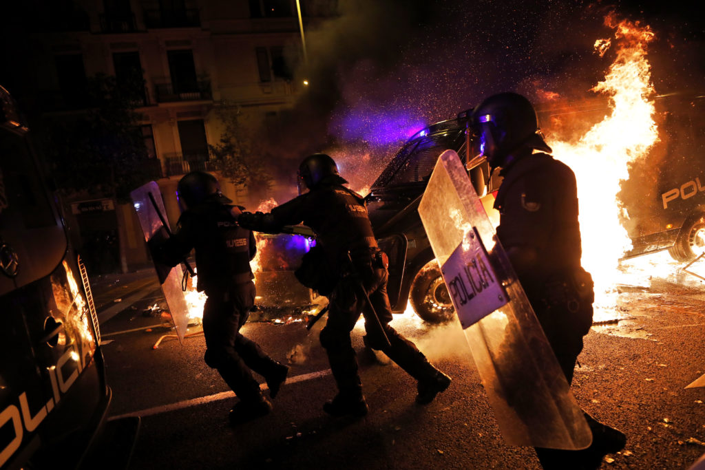 Βαρκελώνη: Νύχτα άγριων συγκρούσεων (Video-Photos)