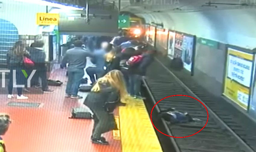 Αργεντινή: Άνδρας λιποθύμησε και έριξε γυναίκα στις γραμμές του μετρό  δευτερόλεπτα πριν περάσει το τρένο (Video)