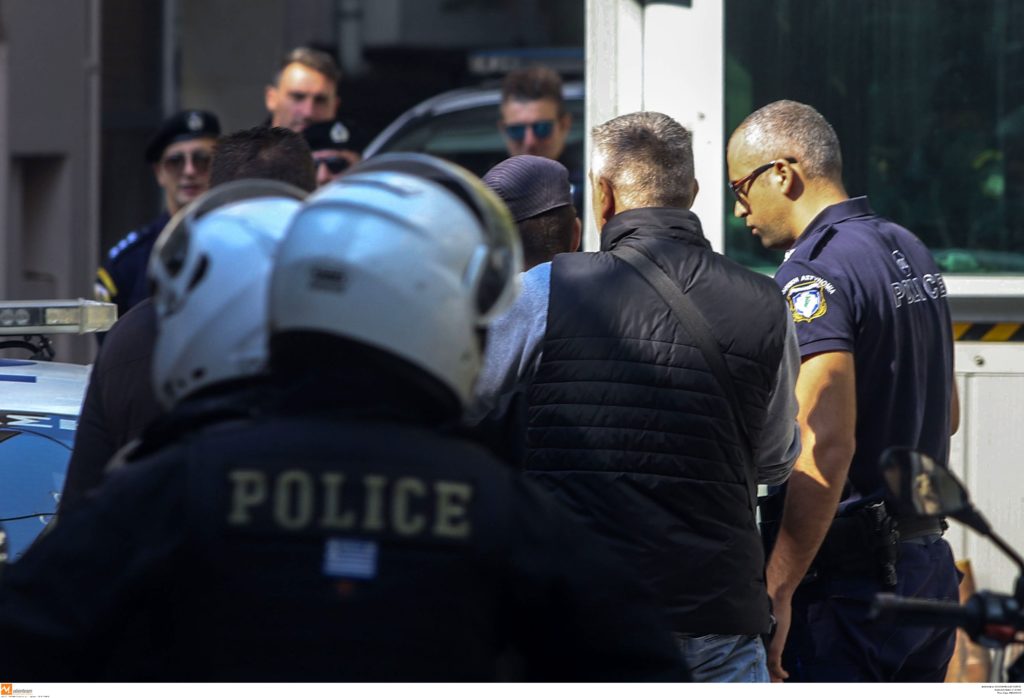 Θεσσαλονίκη: Επιχείρηση της Αστυνομίας σε συνδέσμους ΠΑΟΚ-ΑΡΗ – Βρήκαν τσεκούρια και έκαναν 11 προσαγωγές