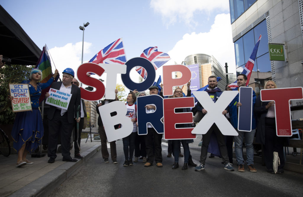 Βρετανία: Πέφτει η στερλίνα εν αναμονή της ψηφοφορίας στο Κοινοβούλιο το Σάββατο