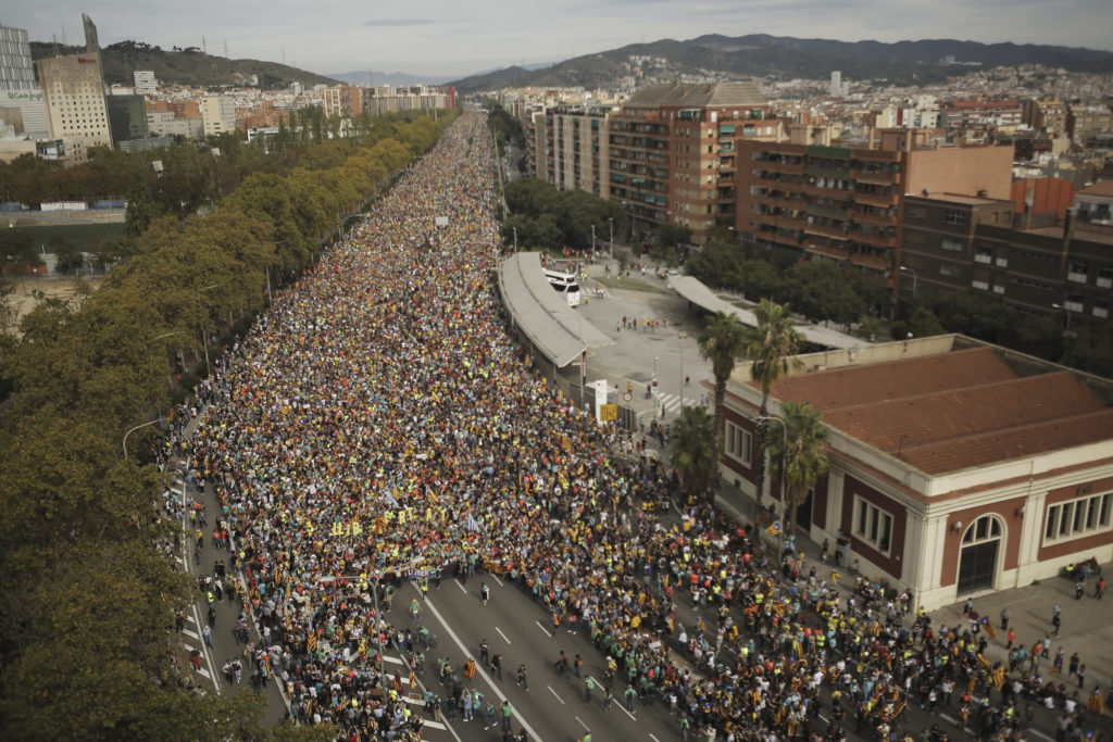 Καταλονία: Γενική απεργία και συγκρούσεις αυτονομιστών με ακροδεξιούς (Photos – Video)