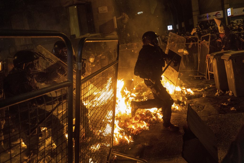 Άγριες ολονύχτιες συγκρούσεις στη Βαρκελώνη – Οδοφράγματα, δακρυγόνα και πλαστικές σφαίρες (Photos+Videos)
