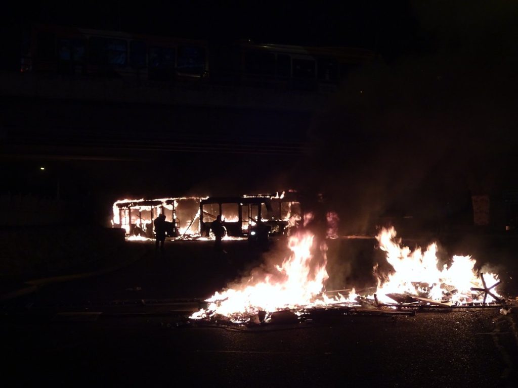 «Πολεμική ζώνη» το Σαντιάγκο λόγω αύξησης του εισιτηρίου στο μεγαλύτερο μετρό της Ν. Αμερικής (Photos+Video)