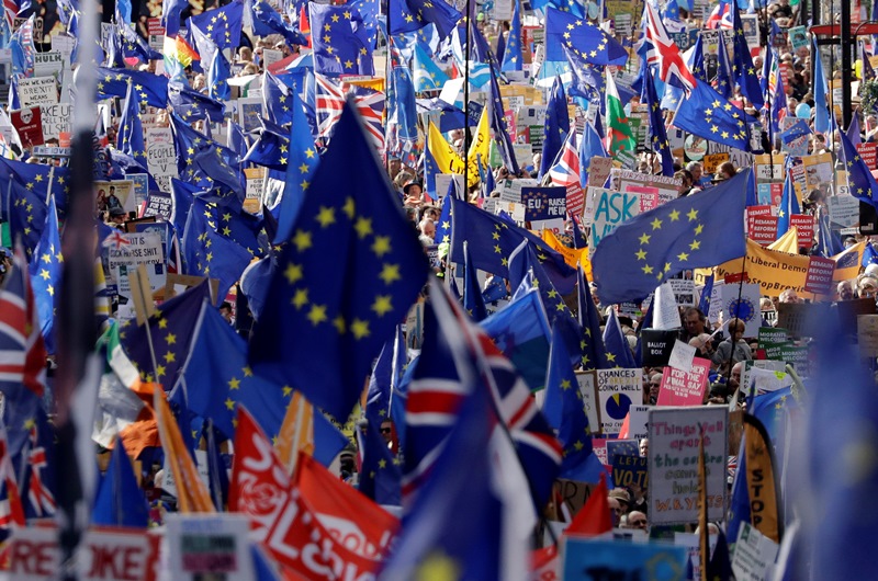 Brexit: Οι Βρυξέλλες θα δώσουν την παράταση, αν ζητηθεί – αντιδρούν οι Γάλλοι