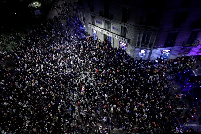 Στους δρόμους και πάλι χιλιάδες αυτονομιστές στη Βαρκελώνη