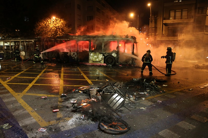 Χιλή: Τρεiς νεκροί σε ταραχές στο Σαντιάγο
