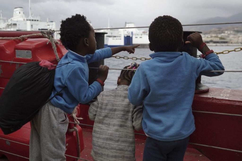 Ασφαλές λιμάνι για 104 μετανάστες αναζητά η οργάνωση SOS Mediterranee