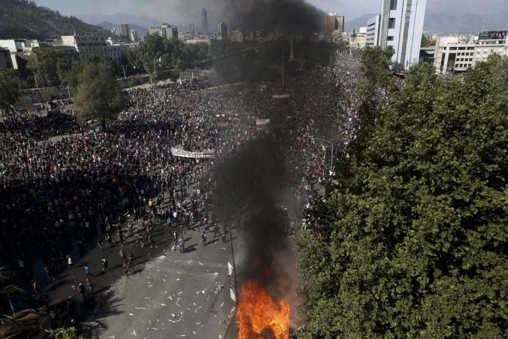 «Ξεχειλίζει» η οργή στη στη Χιλή – Συνεχίζεται το χάος, στους 12 οι νεκροί (Photos – Video)