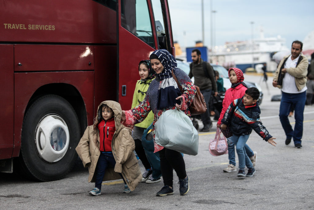 Στο λιμάνι του Πειραιά και της Ελευσίνα μεταφέρθηκαν από τα νησιά πρόσφυγες και μετανάστες