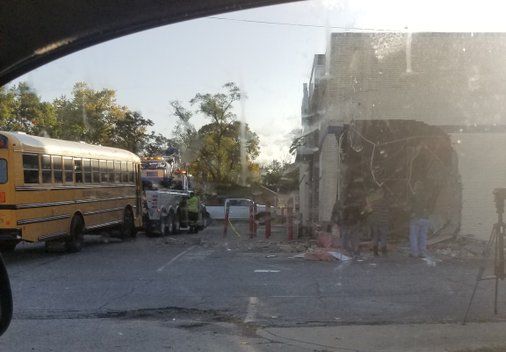 ΗΠΑ: Σχολικό λεωφορείο «καρφώθηκε» σε κατάστημα (Video)
