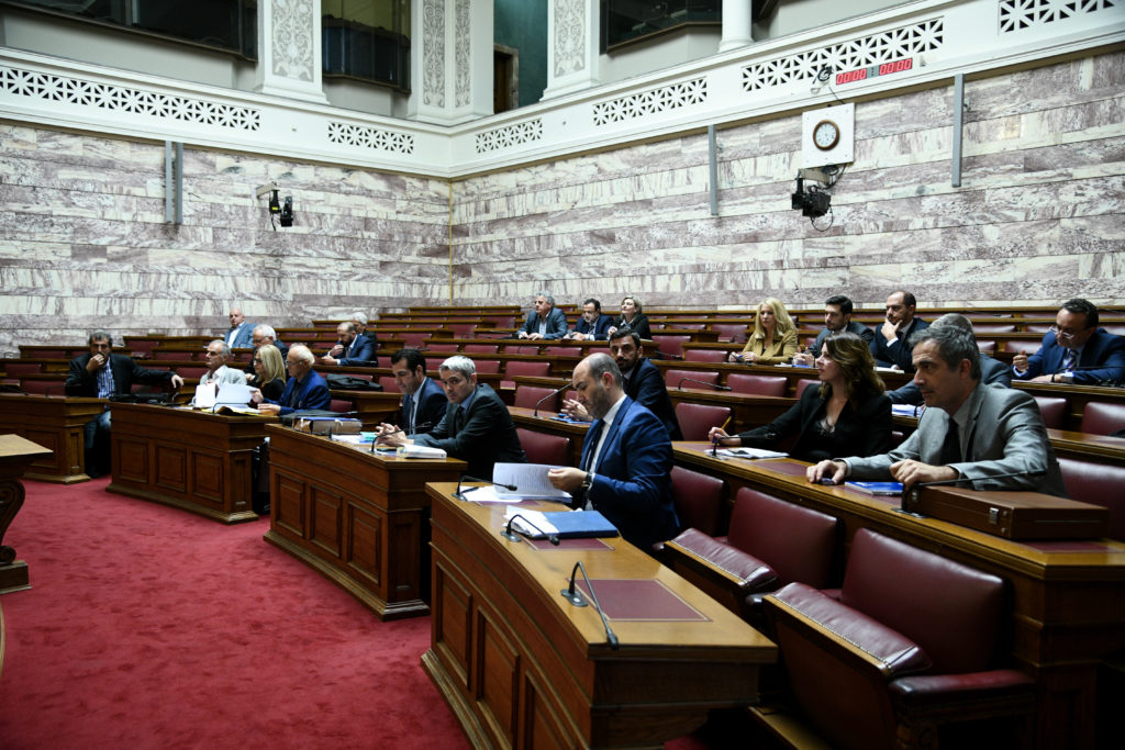 «Μύλος» στην Προανακριτική μεταξύ βουλευτών ΝΔ και ΣΥΡΙΖΑ