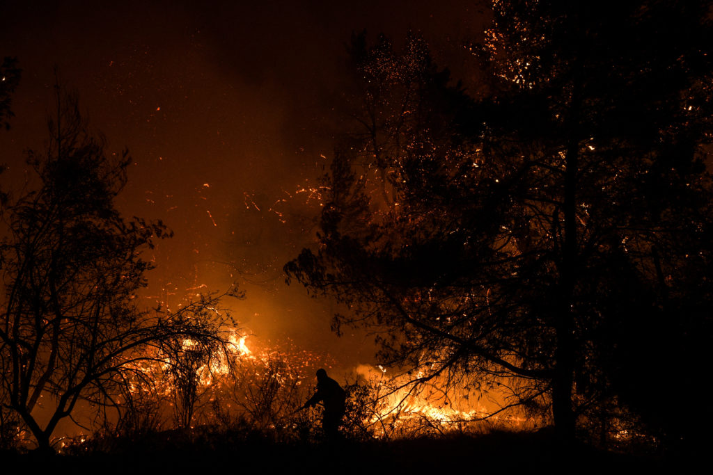 Ολονύχτια μάχη με τη φωτιά στο Πόρτο Ράφτη, κοντά σε κατοικίες (Photos – Video)