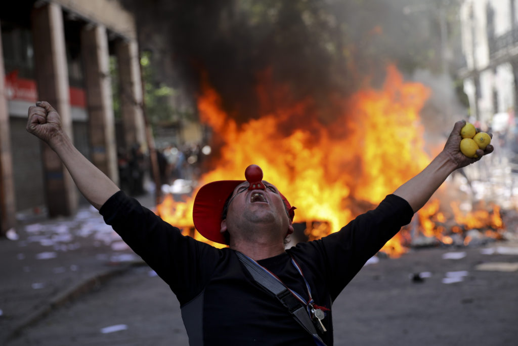 Χιλή: Μετά τους 15 νεκρούς ανακοινώθηκε πακέτο κοινωνικών μέτρων για να κατευναναστεί η οργή του λαού