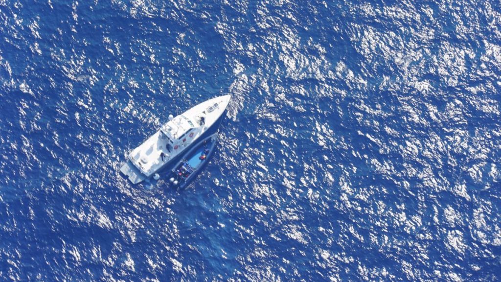 Κως: Νεκρό το τρίχρονο παιδί που αγνοείτο μετά τη σύγκρουση βάρκας με σκάφος του Λιμενικού