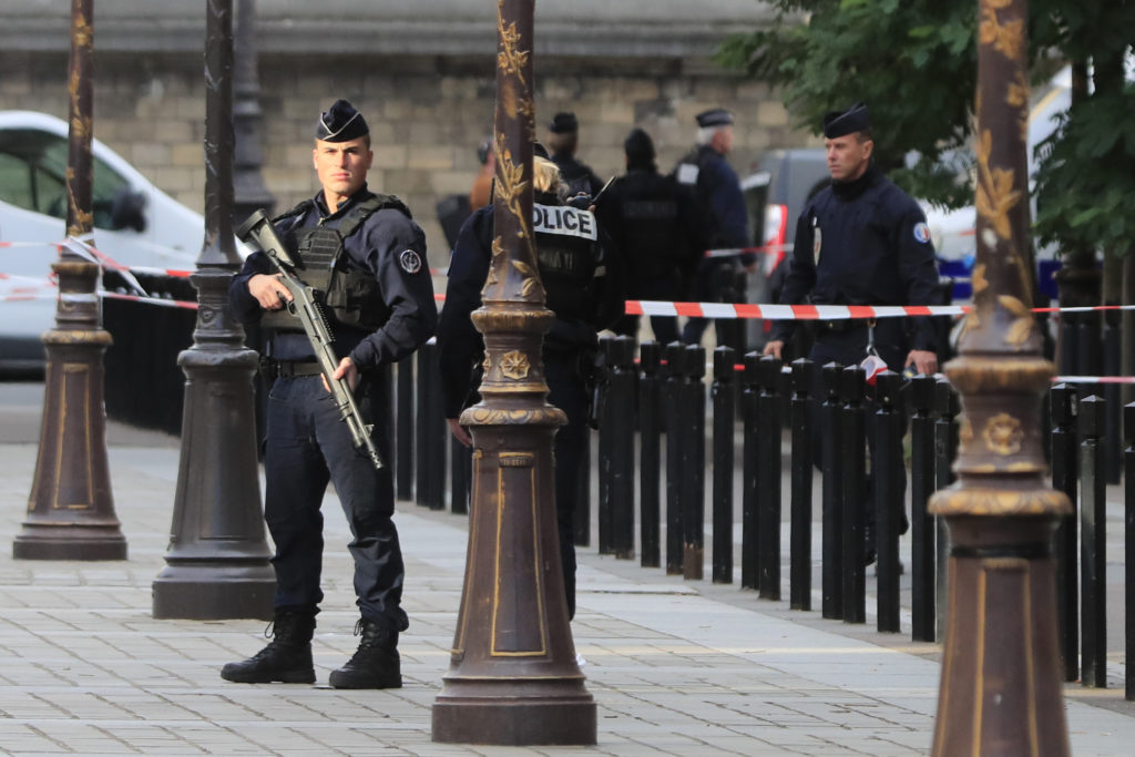 Γαλλία: Ταμπουρώθηκε μέσα σε μουσείο και απειλεί ότι «θα γίνει κόλαση» (Photos)