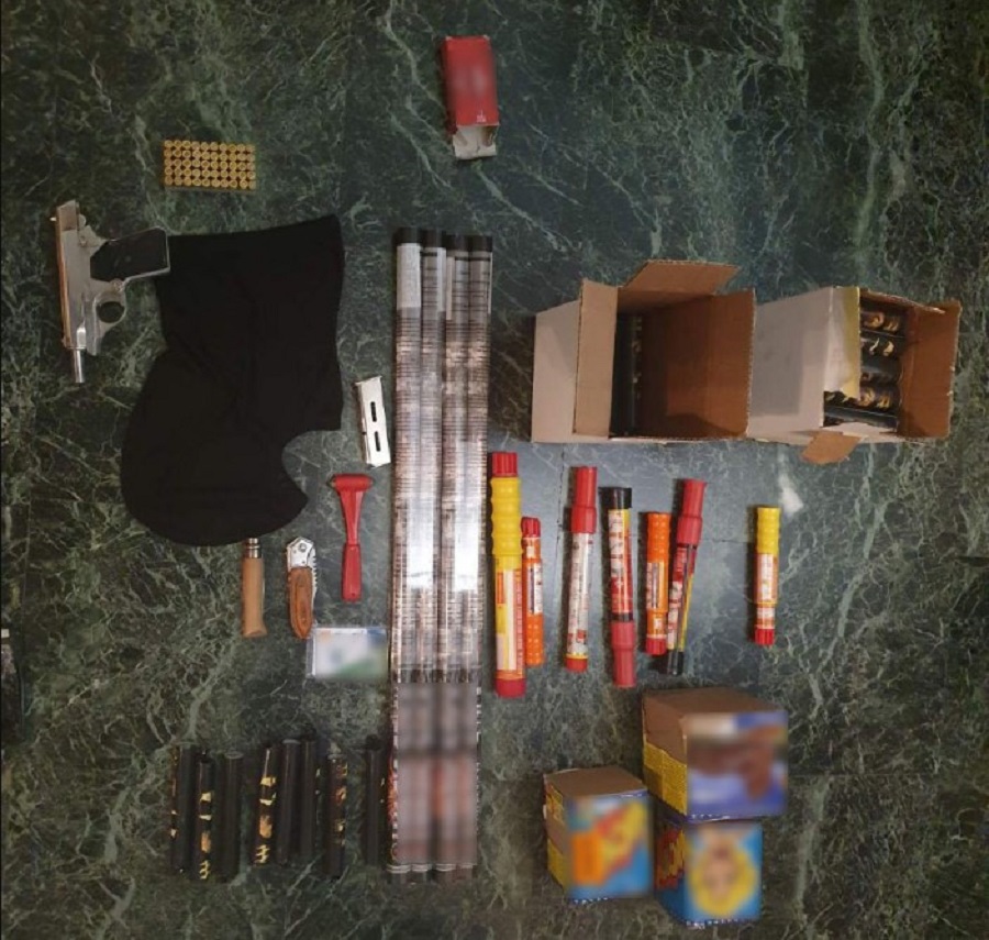 Πιστόλι, σουγιάδες και κροτίδες βρέθηκαν στο σπίτι συλληφθέντα για τα επεισόδια στου Ρέντη (photos)