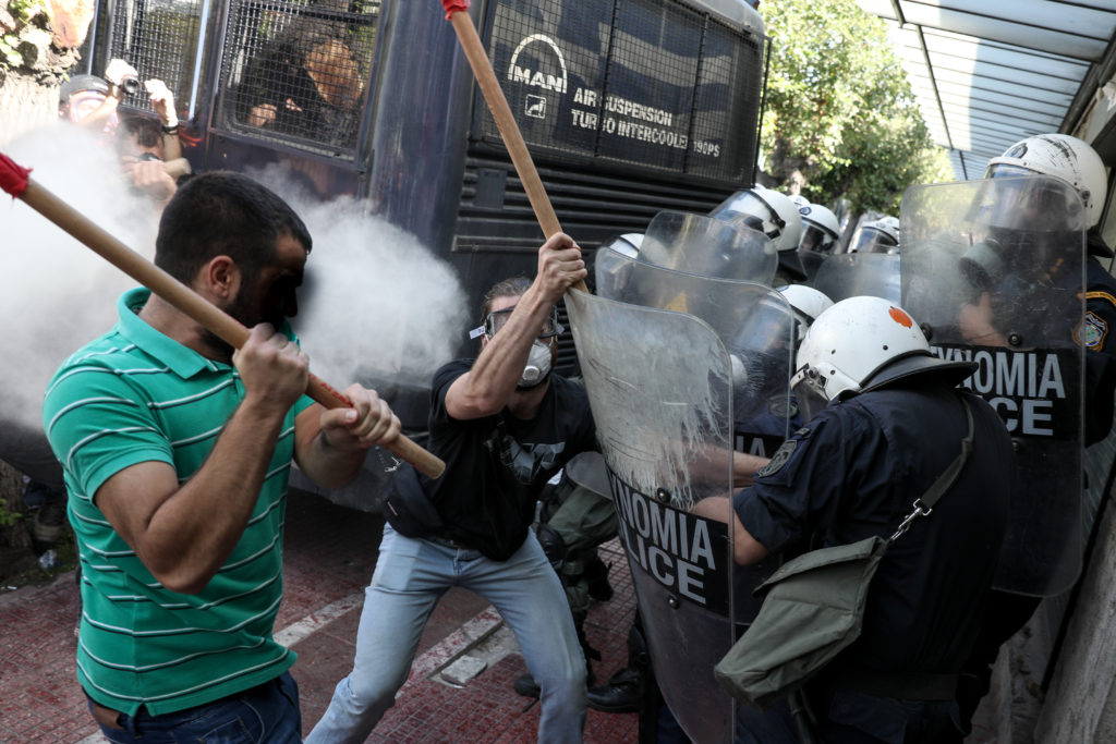 Σοβαρά επεισόδια στο Σύνταγμα μεταξύ φοιτητών και ΜΑΤ – Ξύλο και δακρυγόνα έξω από τη Βουλή (Photos)