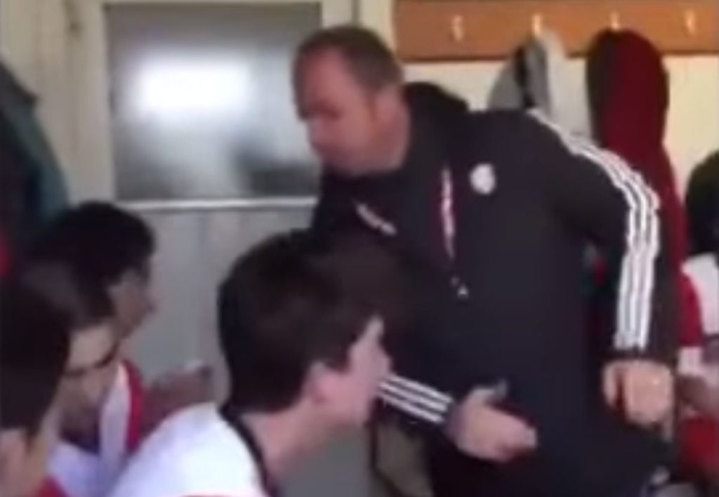 «Έβρεξε» χαστούκια στα αποδυτήρια: Τούρκος προπονητής χτυπάει νεαρούς αθλητές (Video)