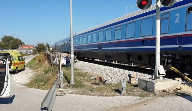 Mια νεκρή από σύγκρουση οχήματος με αμαξοστοιχία του ΟΣΕ στα Τρίκαλα (Video)