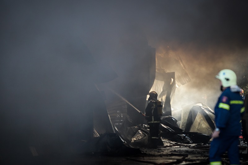 Ηράκλειο: Φωτιά σε εργοστάσιο ξυλείας – ένας εργάτης τραυματίας
