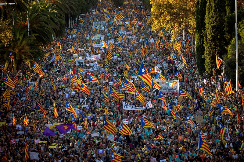 Εκατοντάδες χιλιάδες υπέρμαχοι της ανεξαρτησίας της Καταλονίας στους δρόμους της Βαρκελώνης