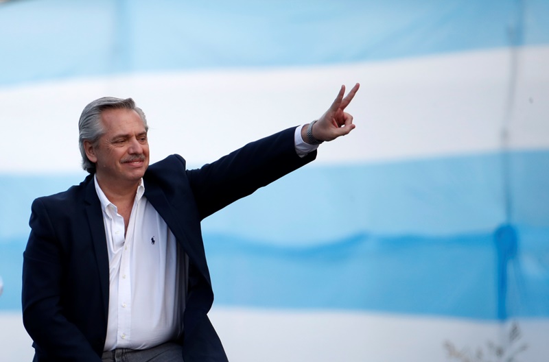 Ο περονιστής Αλμπέρτο Φερνάντες, φαβορί στις προεδρικές εκλογές της Αργεντινής