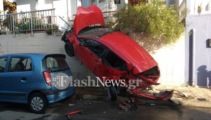 Απίθανο τροχαίο στα Χανιά – Αυτοκίνητο σκαρφάλωσε σε μπαλκόνι (εικόνες)