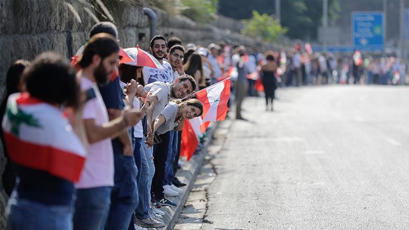 Λίβανος: Χιλιάδες διαδηλωτές έκαναν αλυσίδα 170 χιλιομέτρων στην ακτογραμμή της χώρας (Video)