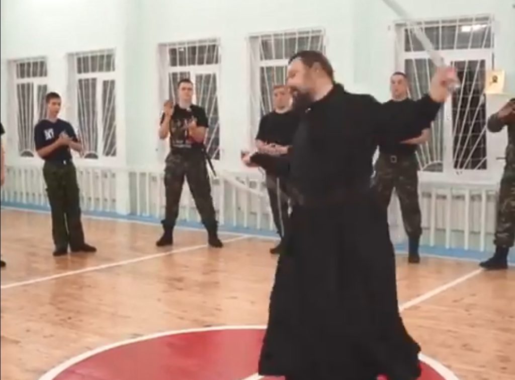 Ακόμα και… σαμουράι θα ζήλευε την δεξιοτεχνία ορθόδοξου ιερέα στα σπαθιά! (Video)
