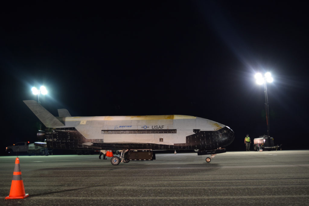 Μυστήριο με το αυτόνομο στρατιωτικό διαστημοπλάνο των ΗΠΑ που επέστρεψε από μυστική αποστολή-ρεκόρ