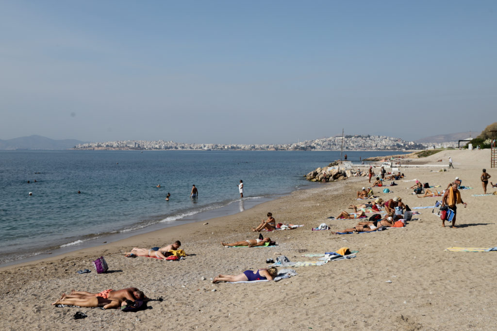 Πρώτα παρέλαση και μετά μπάνιο και βόλτα στην παραλία για τους Αθηναίους (Photos)