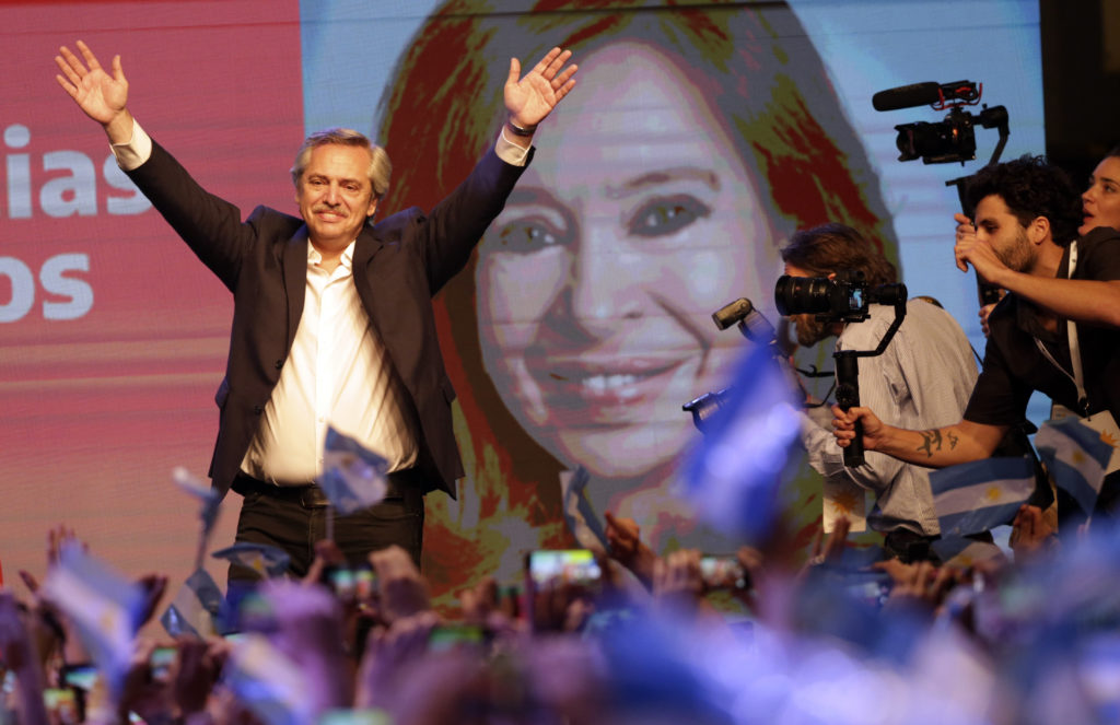 Αργεντινή: Ομαλή «αλλαγή σκυτάλης» μετά την ήττα του νεοφιλελεύθερου προέδρου Μάκρι από τον Φερνάντες