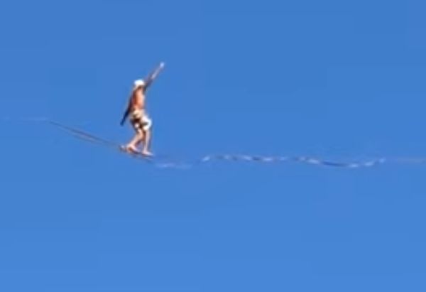 Κρήτη: Ισορροπούσε σε…σχοινί πάνω από τους λουόμενους! (Video)