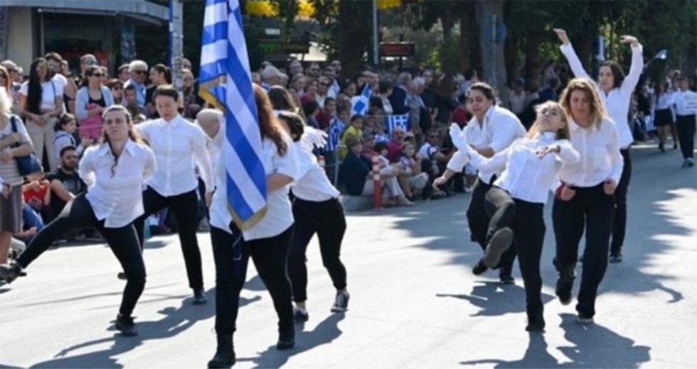 «Είμαστε στρατιωτάκια που ξεκουρδίστηκαν» Το μανιφέστο των μαθητριών στην παρέλαση και η απρέπεια Βορίδη για τα «ανάπηρα» παιδιά (Video)