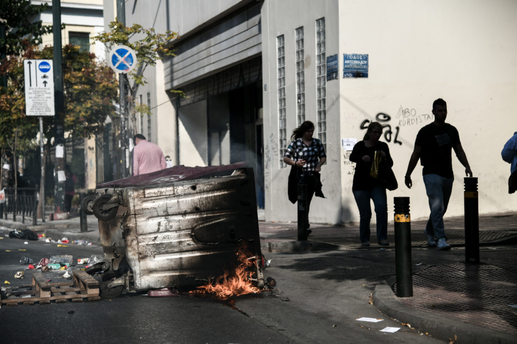 Επεισόδια στην ΑΣΟΕΕ – Έβαλαν φωτιά σε κάδους απορριμμάτων (Photos)