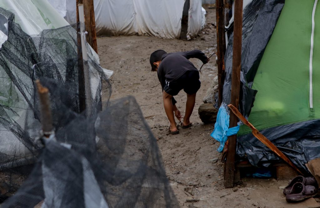 Κως: Εκατοντάδες πρόσφυγες στοιβάζονται σε ανύπαρκτες υποδομές, σύμφωνα με ΜΚΟ