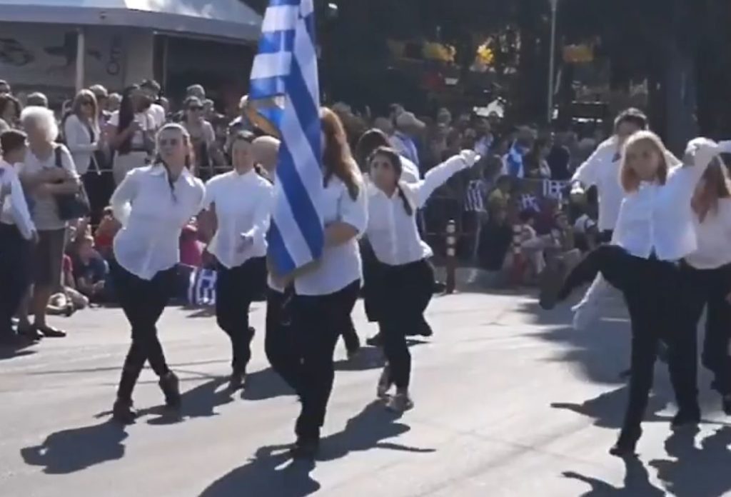 Έτσι προετοιμάστηκαν τα κορίτσια πριν την παρέλαση αλά Monty Python στη Ν. Φιλαδέλφεια (Video)