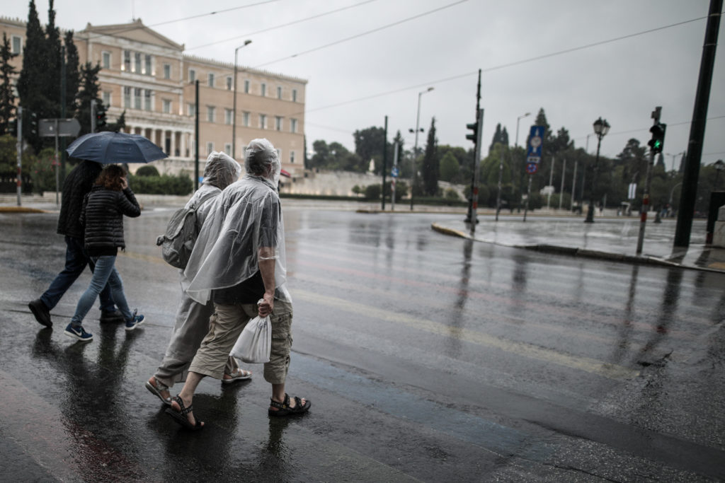 Μπλακ άουτ στην και πλημμυρισμένοι δρόμοι μετά την ισχυρή βροχόπτωση (Video – Photos)