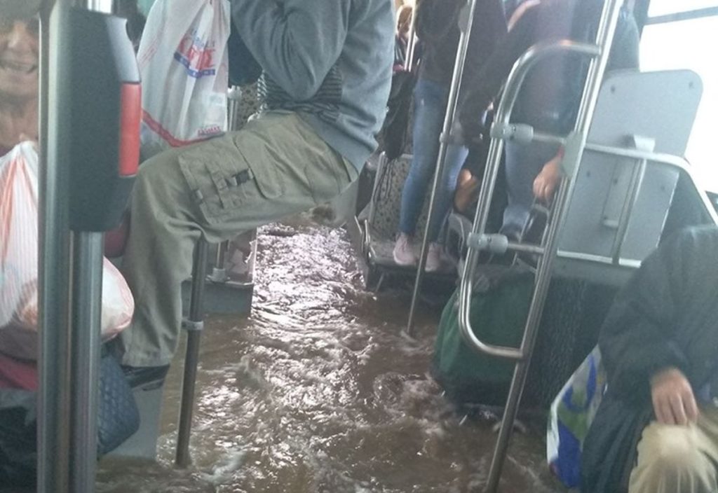 Πλημμύρισε λεωφορείο από τη νεροποντή: Έντρομοι επιβάτες ανεβαίνουν στα καθίσματα (Video)