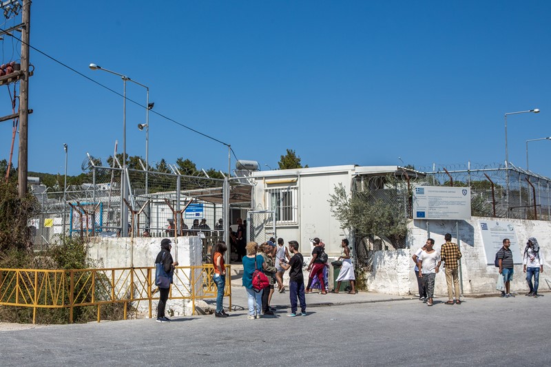 Κλειστά προσφυγικά κέντρα περιλαμβάνει το σχέδιο της κυβέρνησης για τις αμείωτες ροές