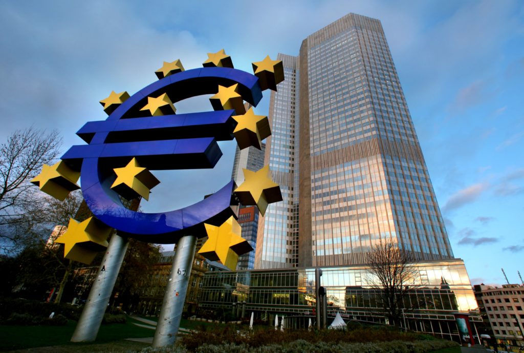 «Καμπανάκι» της ΕΚΤ για τα πολύ χαμηλά επιτόκια