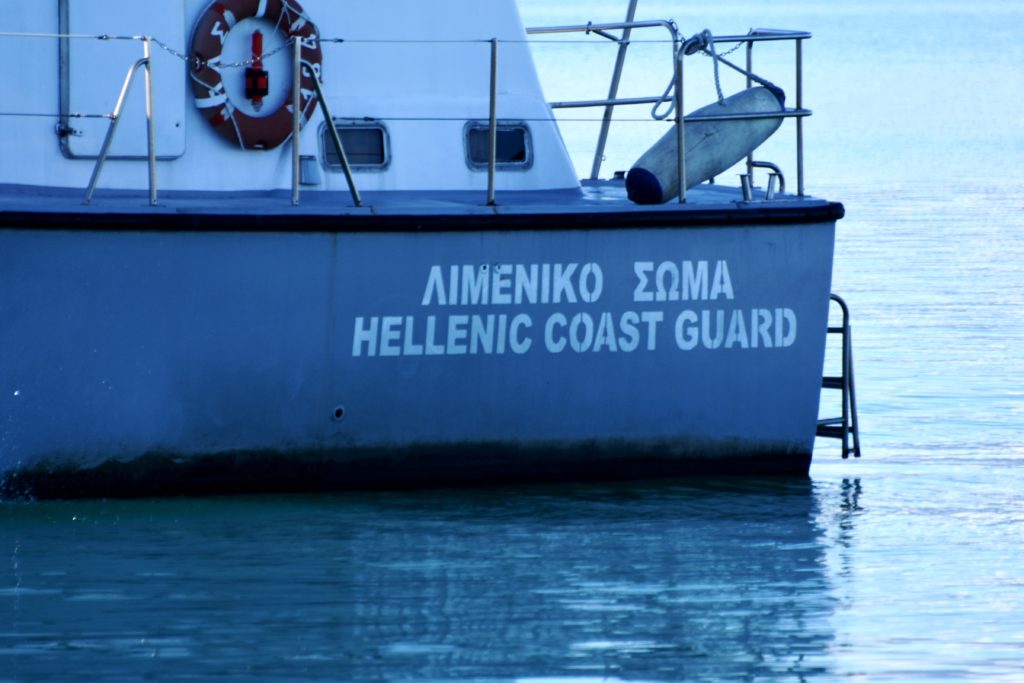 Σαλαμίνα: Ψάρεψε 10 κιλά όστρακα αλλά το λιμενικό του τα έριξε στη θάλασσα