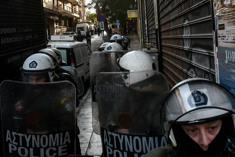 Aστυνομική επιχείρηση σε υπό κατάληψη κτίριο δίπλα στο Οικονομικό Πανεπιστήμιο Αθηνών