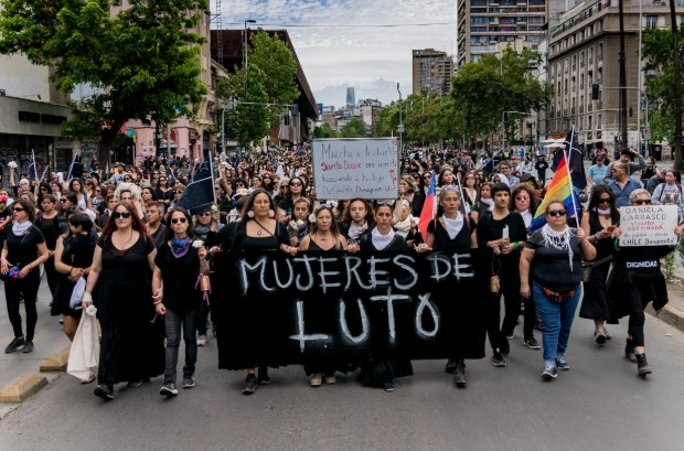Χιλή: Συγκλονιστική πορεία των «γυναικών με τα μαύρα» – Ζητούν δικαιοσύνη για τους νεκρούς διαδηλωτές (Video)