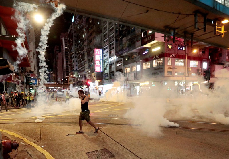 Χονγκ Κονγκ: Βίαιες συγκρούσεις Αστυνομίας και διαδηλωτών – έξι τραυματίες