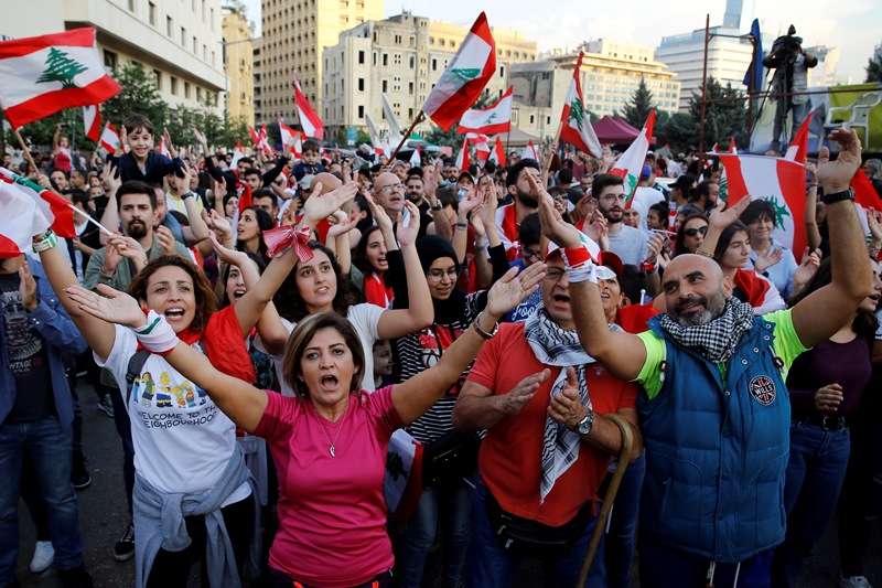 Άνω – κάτω ο Λίβανος από αντικυβερνητικές διαδηλώσεις