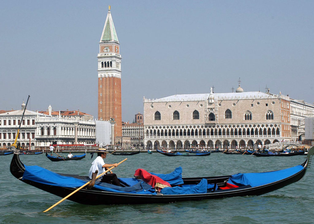 Βενετία: Οι γονδολιέρηδες έγιναν δύτες για να καθαρίσουν τα κανάλια – Βρήκαν μέχρι πλυντήρια (Video)