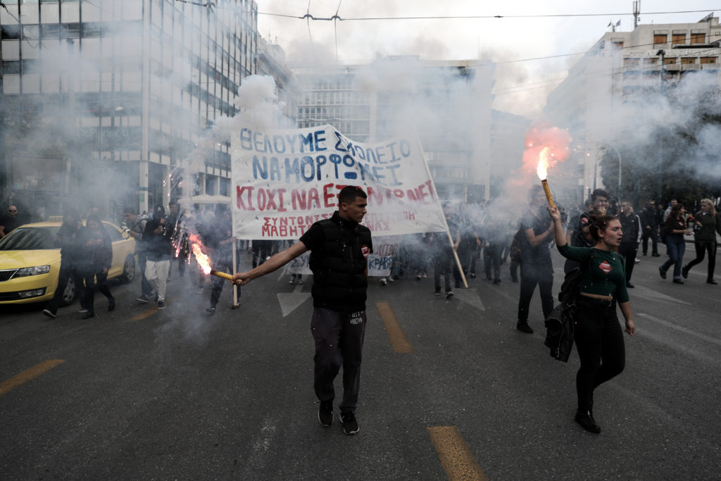 Ένταση και χημικά στο μαθητικό και φοιτητικό συλλαλητήριο στα Προπύλαια (Photos)