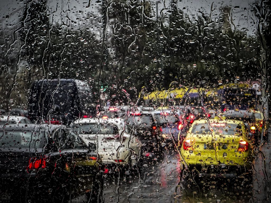 Τι πρέπει να προσέχεις όταν οδηγείς στη βροχή